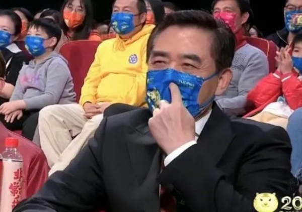 春晚明星搞笑瞬間：陳寶國隔口罩摳鼻子，張韶涵李榮浩大眼瞪小眼