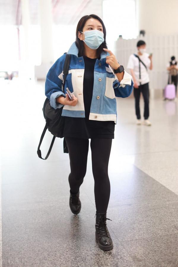 何潔終於時尚起來，穿藍色短外套配黑色瘦腿褲，清爽時髦很顯瘦