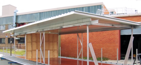 男子花百萬將家搬到水面上 12㎡漂浮小屋每月管理費至少三千