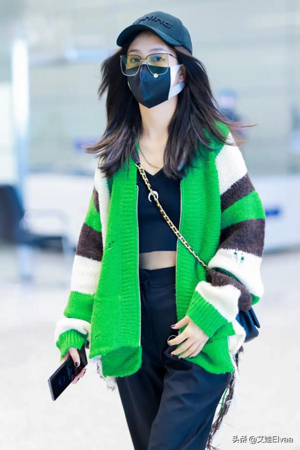 佟麗婭真脫胎換骨!穿露臍裝國慶走機場,離婚後打扮時髦似小姑娘 佟麗婭真脫胎換骨!穿露臍裝國慶走機場,離婚後打扮時髦似小姑娘