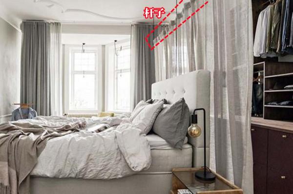 衣帽間也不用單獨一間房，把床往前挪半米，掛麵簾子藏在床頭後面