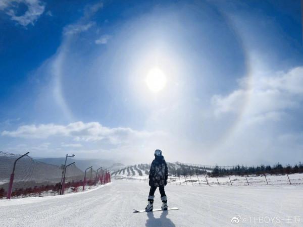 王源分享滑雪plog 網友，這種照片要多發