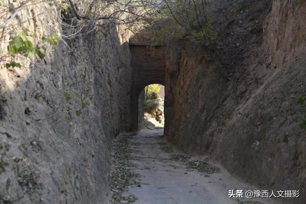 畫畫的“老頭兒”，10年磨洋工修成石頭城堡，專家：能用500年