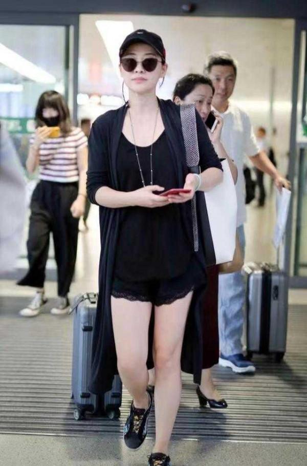 梅婷私服比小姑娘還潮，一身黑看似簡單卻不普通，時髦又顯身材