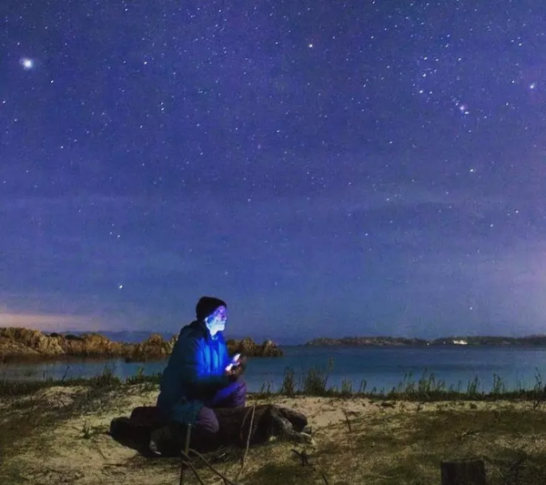 82歲老人孤島獨居30年,被迫回到群體生活,重逢舊情人 82歲老人孤島獨居30年,被迫回到群體生活,重逢舊情人