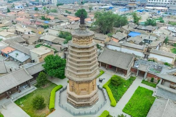 圓覺寺塔上有一隻鐵鳥，它與八面塔配合，竟有一種意想不到的功能