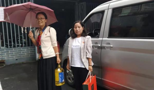 洛龍區第一實驗小學總支部委員會開展中秋節慰問退休職工活動