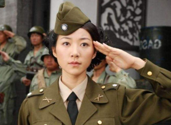 女明星軍裝造型有多浮誇？有人不捨大紅唇，有人腳踩10公分高跟