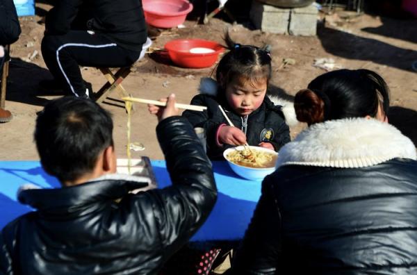 大衣哥的流量被拉麵哥搶了嗎?口碑分化,農村網紅有沒有幕後團隊 大衣哥的流量被拉麵哥搶了嗎?口碑分化,農村網紅有沒有幕後團隊