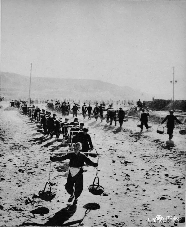 五十年代催人奮進的老照片：毛主席來到十三陵水庫參加義務勞動