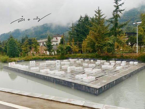 四川綿竹驚現“棋盤村”，村裡到處都是巨型棋盤，遊客：名不虛傳