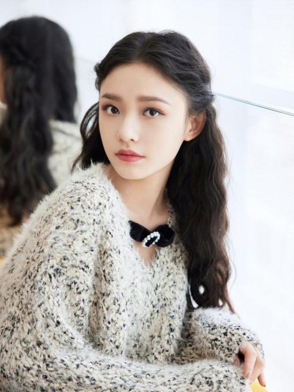 林允不愧是星爺看中的人,穿毛絨上衣+短裙清純依舊,咋看咋驚豔 林允不愧是星爺看中的人,穿毛絨上衣+短裙清純依舊,咋看咋驚豔