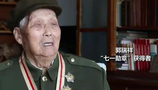 一戰殲敵1000人，中央下令抬進人民大會堂，這位101歲老人做了啥
