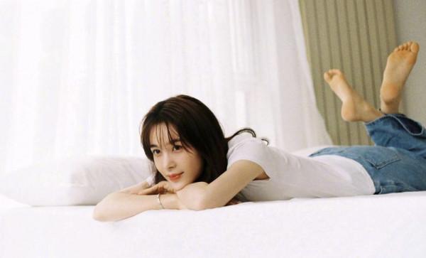 趙櫻子扮嫩,穿紅色吊帶裙配雙麻花辮,可惜高顏值卻不火 趙櫻子扮嫩,穿紅色吊帶裙配雙麻花辮,可惜高顏值卻不火