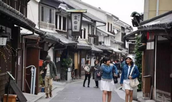 在日本遇見漂亮姑娘，若對你比“9”手勢，勸你趕緊離開為好