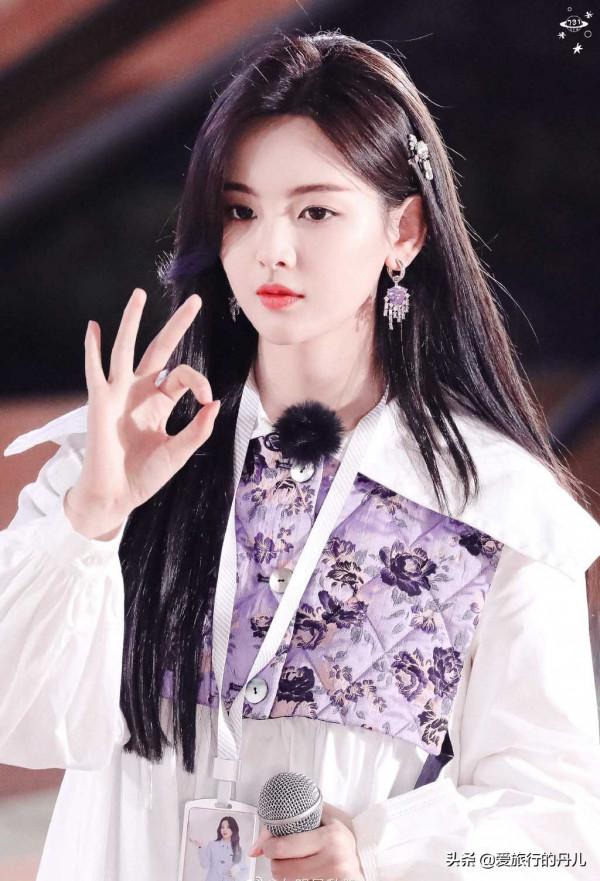 楊超越真有少女感！綜藝錄製私服照，每一套都很美