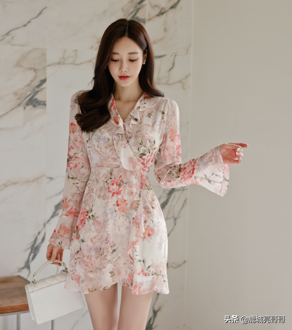 春曦珊瑚硃紅墨紋文藝白襯裙,珠珠美的演繹蝴蝶仙子 春曦珊瑚硃紅墨紋文藝白襯裙,珠珠美的演繹蝴蝶仙子