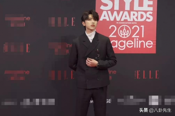 ELLE盛典：關曉彤精修前後差別大，唐嫣髮型糟糕，秦海璐大秀身材