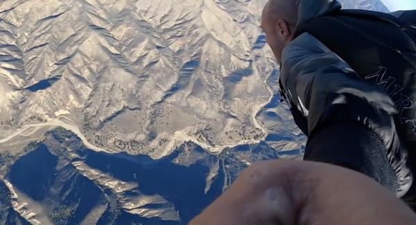 美國網紅開飛機灑朋友骨灰中途墜機？疑點太多被群噴：擺拍