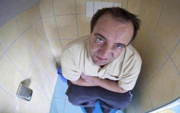 上廁所時,大便前頭乾硬,後頭軟粘,意味著什麼?看完你就明白了 上廁所時,大便前頭乾硬,後頭軟粘,意味著什麼?看完你就明白了