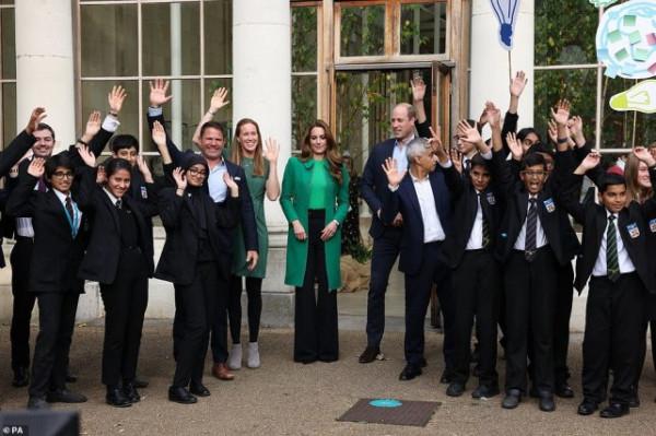 凱特王妃穿著7年前綠衣亮相，拉鍊終於打開了，罕見和威廉無互動