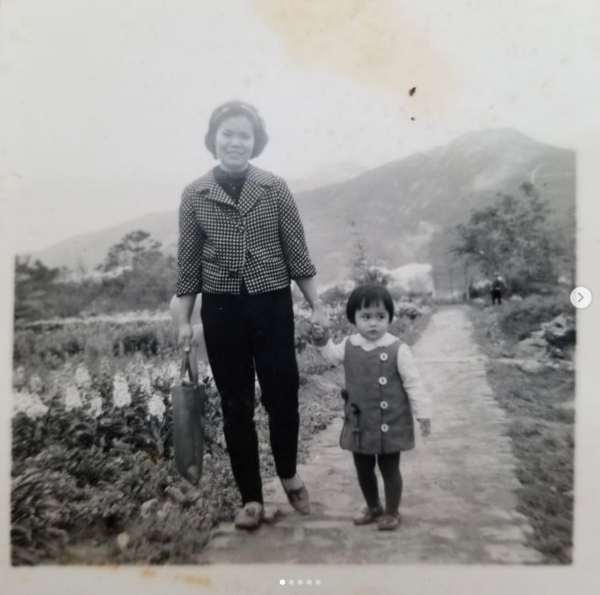 59歲港星曬家中巨型聖誕樹，新豪宅內景曝光，倆月前1.3億賣舊屋