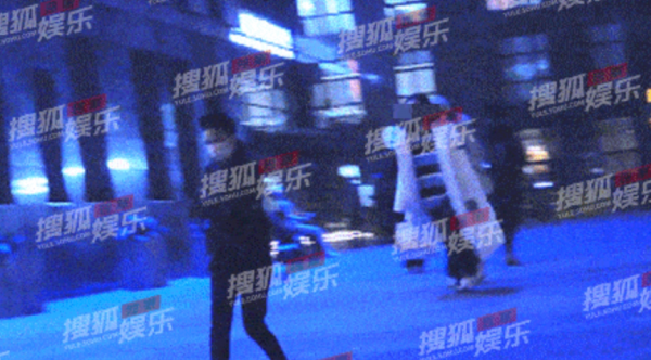 劉濤親自接女兒放學，13歲身高直逼媽媽，兩人在寒風中一路小跑