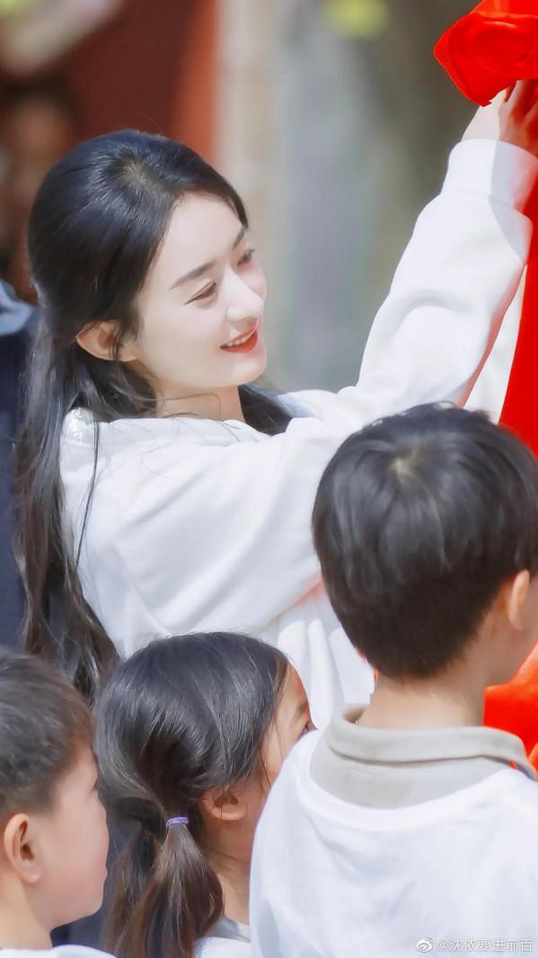 穿著普普通通的白色衛衣，和小朋友一起拍照真的太美了