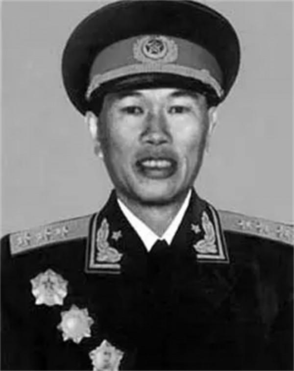 1949年廣東軍區成立，司令員和副司令員都是誰？最後是什麼軍銜