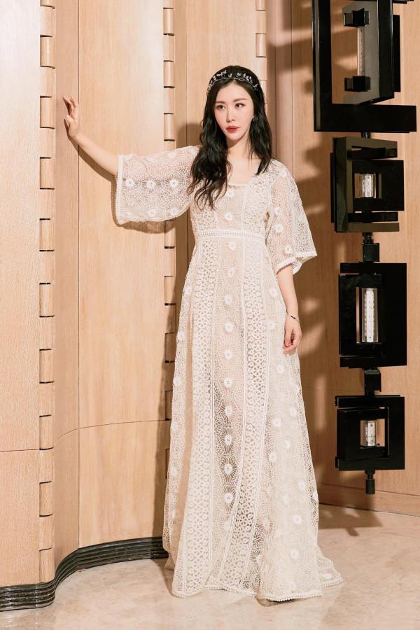 田樸珺不愧是地產大亨的太太,出席活動鞋上鑲鑽,配白裙知性高階 田樸珺不愧是地產大亨的太太,出席活動鞋上鑲鑽,配白裙知性高階