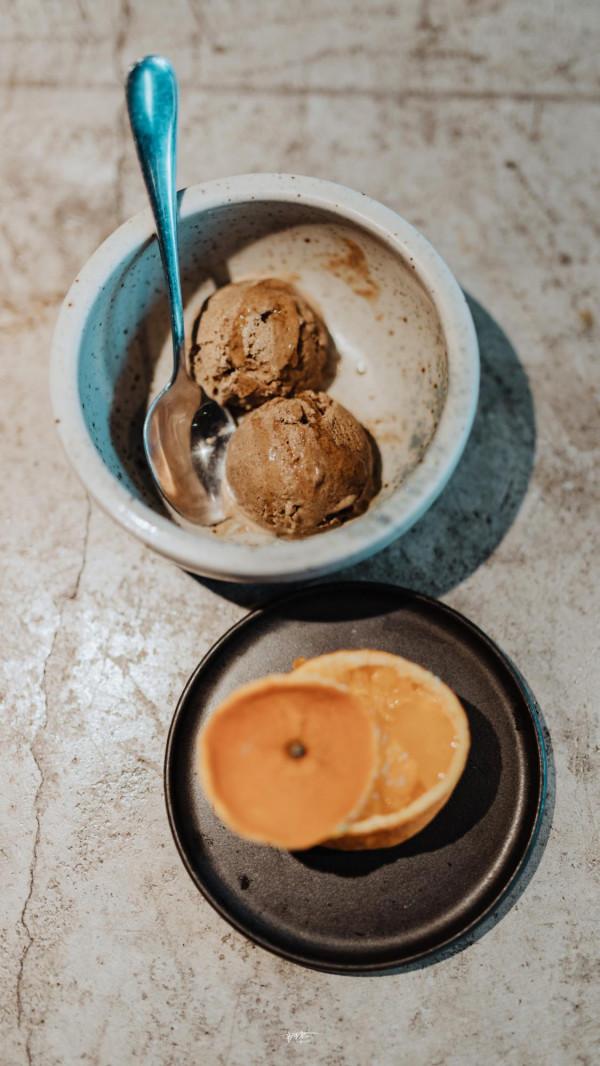 藏在四九城兒的這家雲南菜館，中午和晚上是餐廳，下午是咖啡館