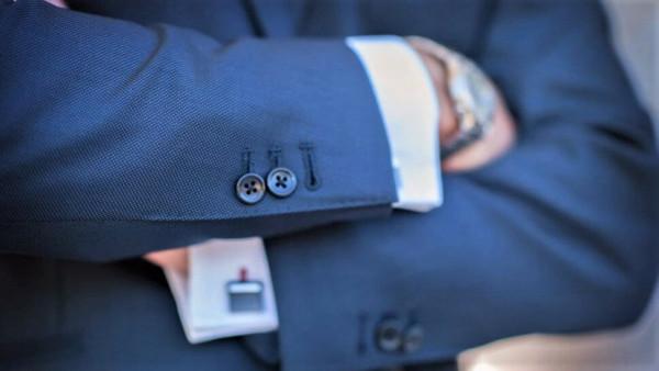 西裝袖口釦子有啥用？為啥你的解不開，而高階定製的能解開？