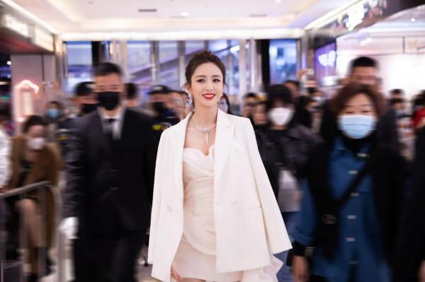 佟麗婭～白色連衣裙輕盈自若，至臻優雅