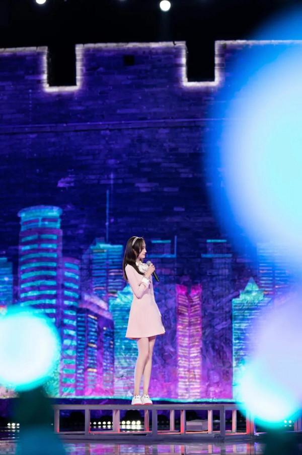 關曉彤跨年晚會造型有多好看