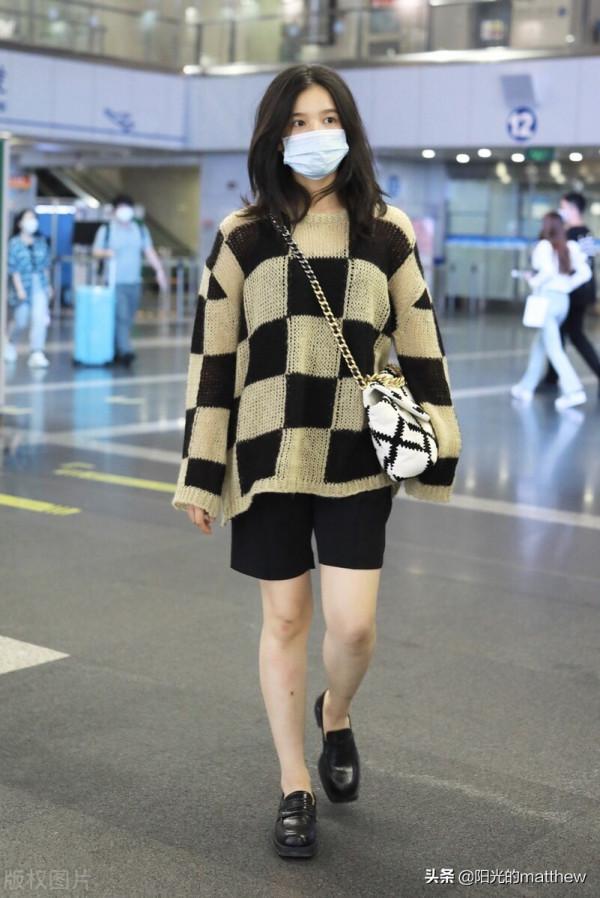 張婧儀捲髮披肩慵懶隨性,身著灰黑格子針織衫搭配短褲簡約時尚 張婧儀捲髮披肩慵懶隨性,身著灰黑格子針織衫搭配短褲簡約時尚