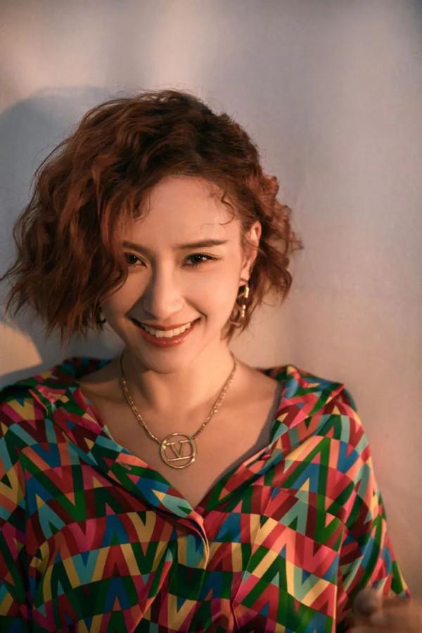 朱珠曬全家福,她的金耳環好搶鏡 朱珠曬全家福,她的金耳環好搶鏡