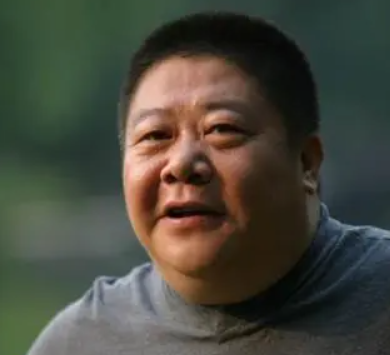 曾一次性喝27扎啤酒，因“翻譯官”一角走紅，劉金山如今怎麼樣了