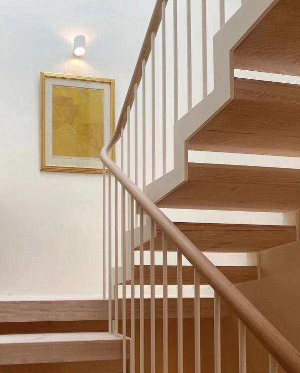 分享一間明亮住宅，僅格子窗與樓梯就圈粉無數，太有品味了