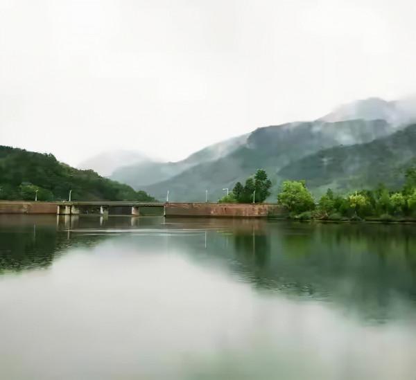 玉渡山邊忘憂湖畔 誤入詩畫仙境！以水為媒介訪青山遊綠水，在雲霧飄渺的清新山林間感悟自然之韻