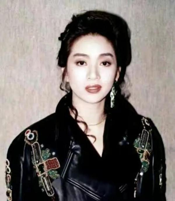 梅豔芳被掌摑，李連杰經紀人被槍殺，為何卻沒人敢惹張敏？