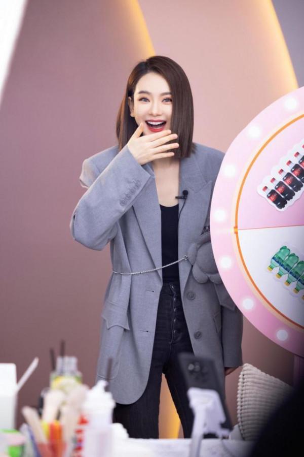 &OpenCurlyDoubleQuote;戚薇&rdquo;不走尋常路，把白襯衫當連衣裙，西裝只穿半件，意外時髦