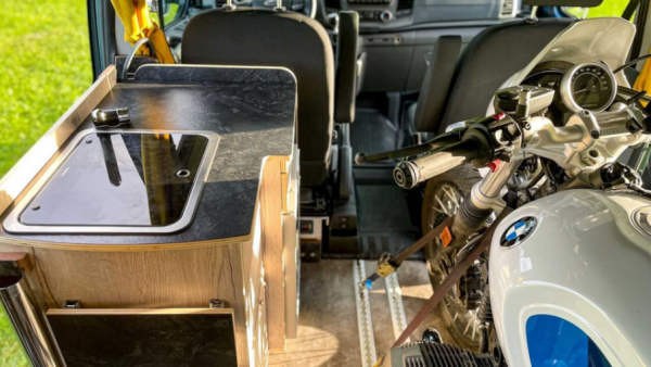 可以滿足你任何的冒險 Southvan Allrounder功能齊全/可容納9名乘客