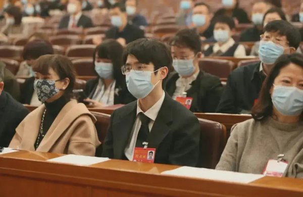 眾星齊聚人民大會堂，亮相新聞聯播，劉昊然黃曉明前排就坐