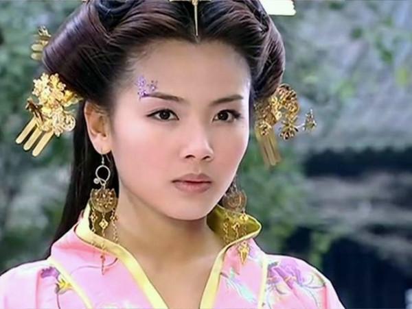 影視劇裡真人與畫像對比，趙雅芝畫像神似爾康，紫薇撞臉孔慈