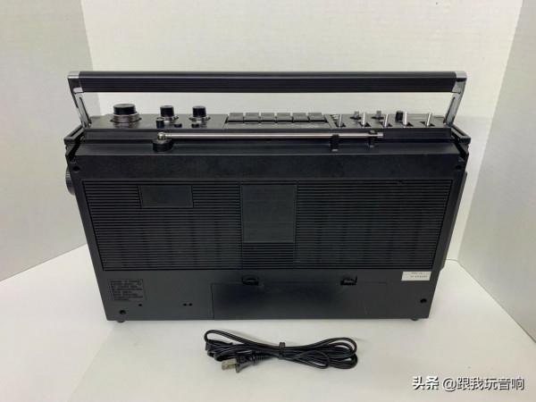 三洋 於1979年推出M9990行動式收音機、錄音機