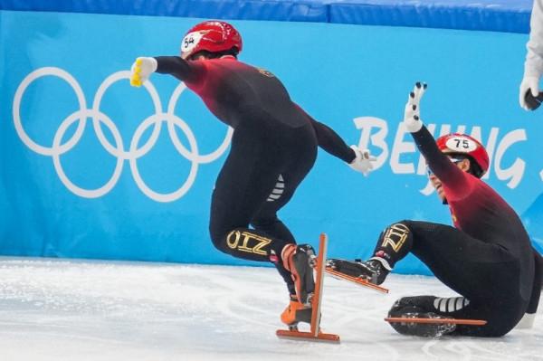 為什麼短道速滑接力賽最怕摔倒？