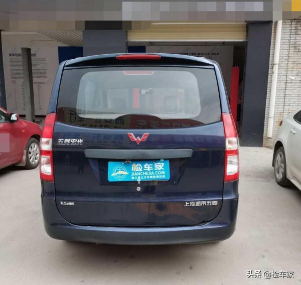 六年的五菱宏光開價2萬,扒開膠條看到猛烈的撞擊,買主:就買它 六年的五菱宏光開價2萬,扒開膠條看到猛烈的撞擊,買主:就買它