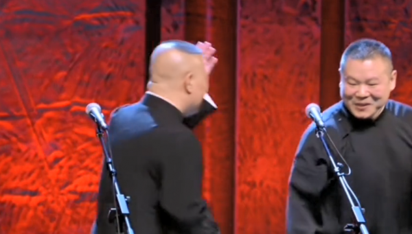 郭德綱舞臺上被岳雲鵬拍腦袋！不敢相信一臉懵，轉身揮手要揍徒弟