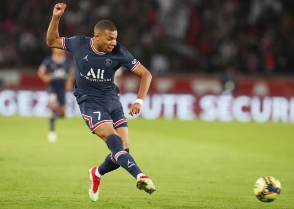 足球——法甲：巴黎聖日耳曼勝里昂