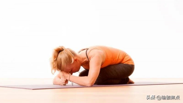 看似簡單的瑜伽嬰兒式，11個開肩變體，效果驚人！（附錯誤解析）
